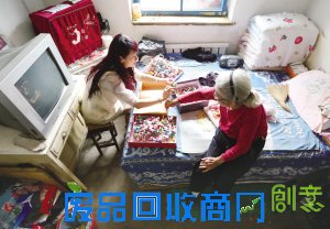“手工奶奶”为病儿卖手工