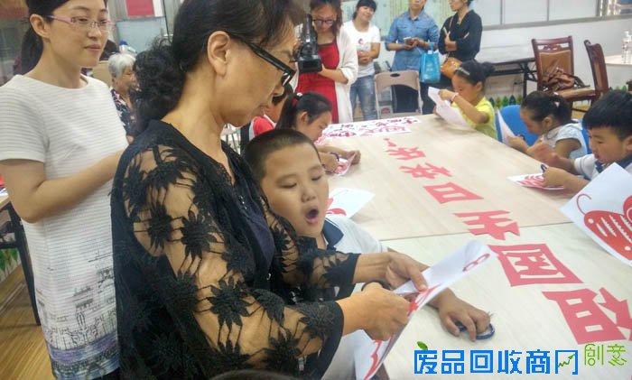 青岛市小学生花样送祝福 传统剪纸承载深深爱国情