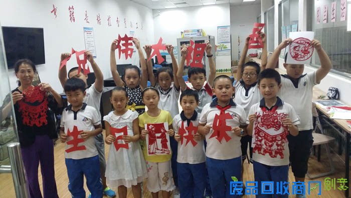 青岛市小学生花样送祝福 传统剪纸承载深深爱国情