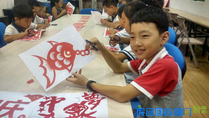 青岛市小学生花样送祝福 传统剪纸承载深深爱国情