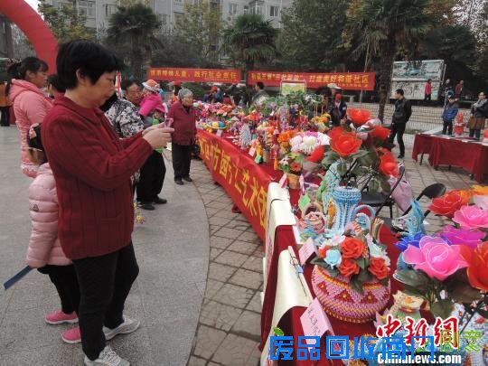 郑州手工艺大赛展示的布艺、纸雕、面塑、剪纸的手工艺品色彩艳丽，造型别致，引来民众围观拍照。　韩章云 摄