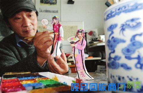 非遗传承人历时近一个月制作泥人彩绘《游园》