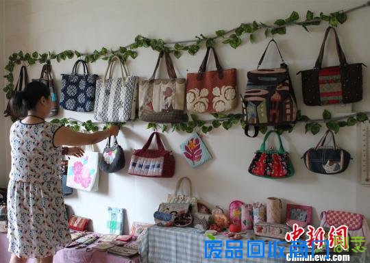 重庆姑娘拼布为乐 自制各色手工布艺包