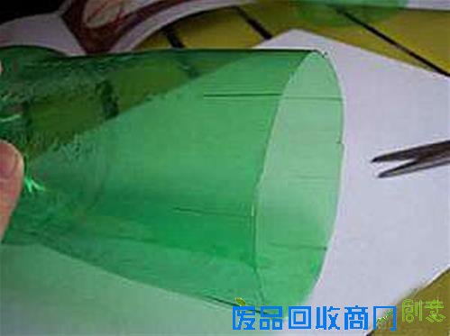 废物利用可乐瓶手工制作花篮教程 第4张图片 废物利用可乐瓶手工制作花篮教程 第4张图片
