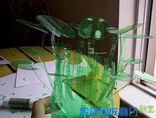 废物利用可乐瓶手工制作花篮教程 第10张图片