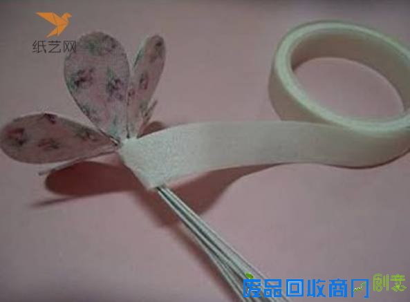 用白色胶布装饰铁丝