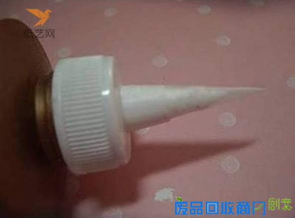 胶水厚厚涂在铁丝上