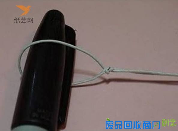 再把铁丝圆形部分拉长