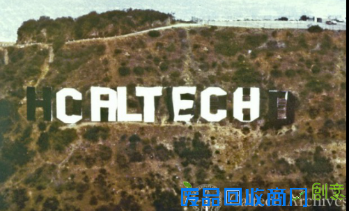 HOLLYWOOD巨型字母坐落在洛杉矶郊外，每个字母高13.7米，从第一个到最后一个字母总长度约莫107米。这组巨型字母最早树立于1923年，为“HOLLY-WOODLAND”，是房地产商的告白招牌。后来，“LAND”四个字母被去掉，成了全世界最著名的地标之一。