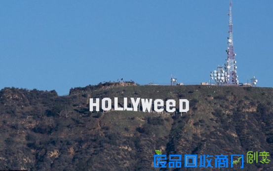 HOLLYWOOD巨型字母坐落在洛杉矶郊外，每个字母高13.7米，从第一个到最后一个字母总长度约莫107米。这组巨型字母最早树立于1923年，为“HOLLY-WOODLAND”，是房地产商的告白招牌。后来，“LAND”四个字母被去掉，成了全世界最著名的地标之一。
