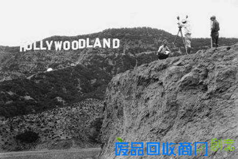 封面新闻记者（thecover.cn）查阅资料发现，这已不是“HOLLYWOOD”第一次遭恶搞。早在1976年元旦，加利福尼亚州立大学诺思里奇分校门生丹尼尔·范古德就把地标改成了“HOLLYWeeD”，目的是为了完成艺术课的功课。听说后来，这位小哥艺术课拿了A！