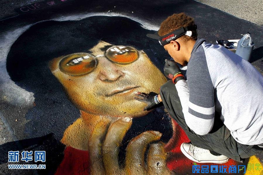 300名涂鸦高手马路作画 用大地做画布