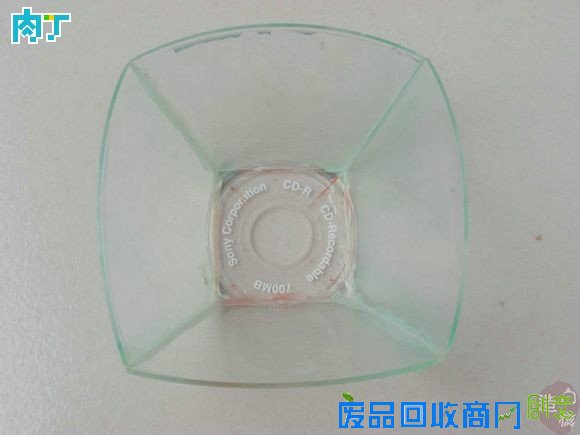 废旧酒瓶子还能做什么用?将废旧酒瓶改造成花盆的步骤图解╭★肉丁园艺网