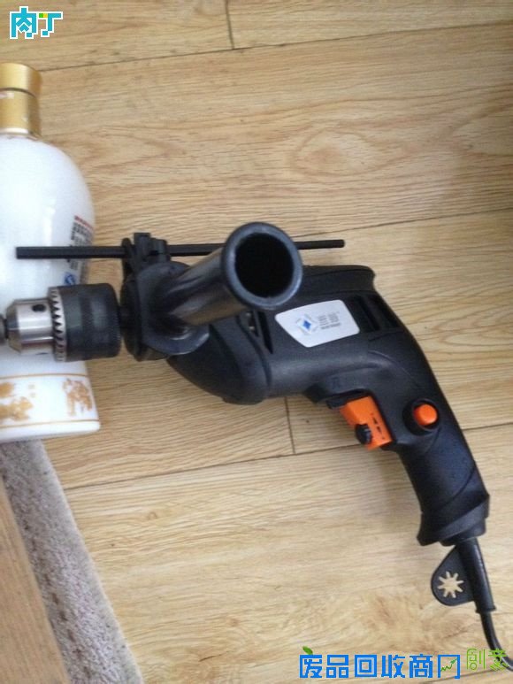 废旧酒瓶子还能做什么用?将废旧酒瓶改造成花盆的步骤图解╭★肉丁园艺网