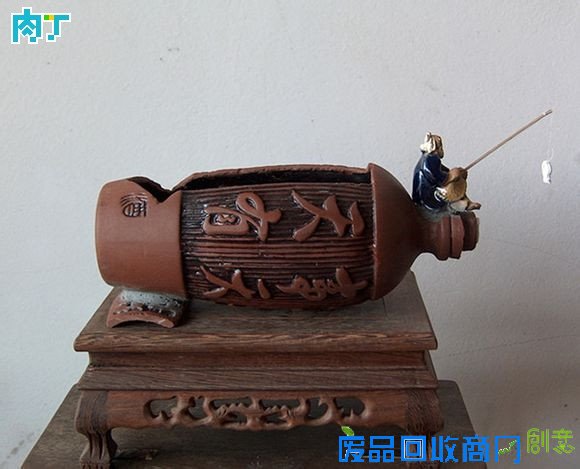 废旧酒瓶子还能做什么用?将废旧酒瓶改造成花盆的步骤图解╭★肉丁园艺网