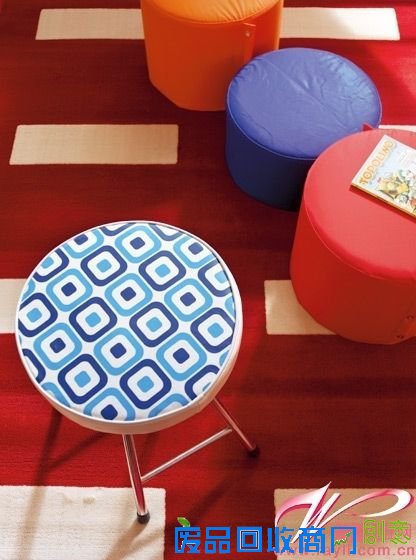 炫色圆形坐墩和几何图案边桌