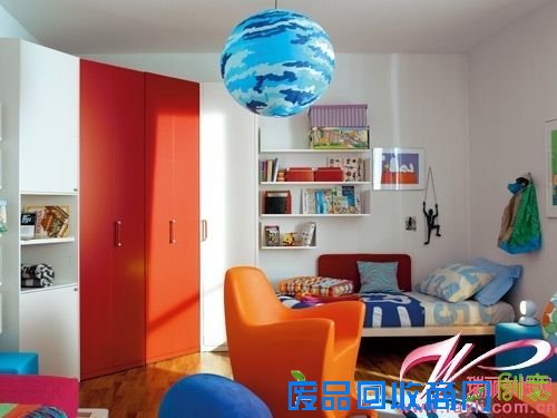 鲜艳的色彩家具以及强大的墙面收纳力
