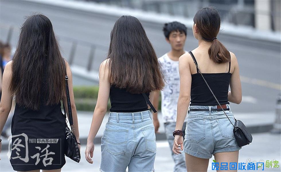 夏日成都街头现新风景“裸背”吸睛