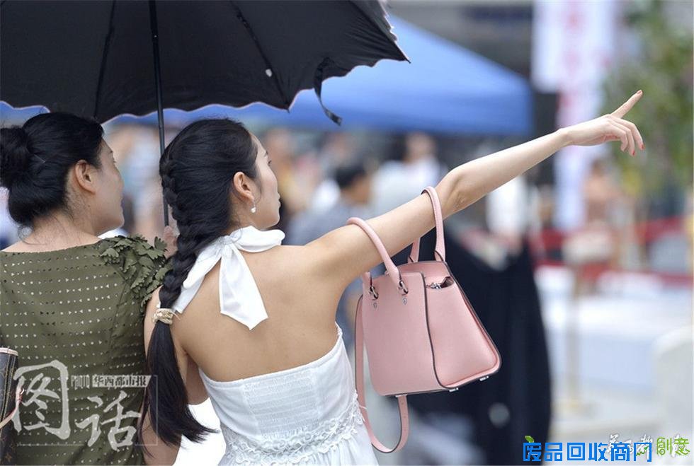 夏日成都街头现新风景“裸背”吸睛