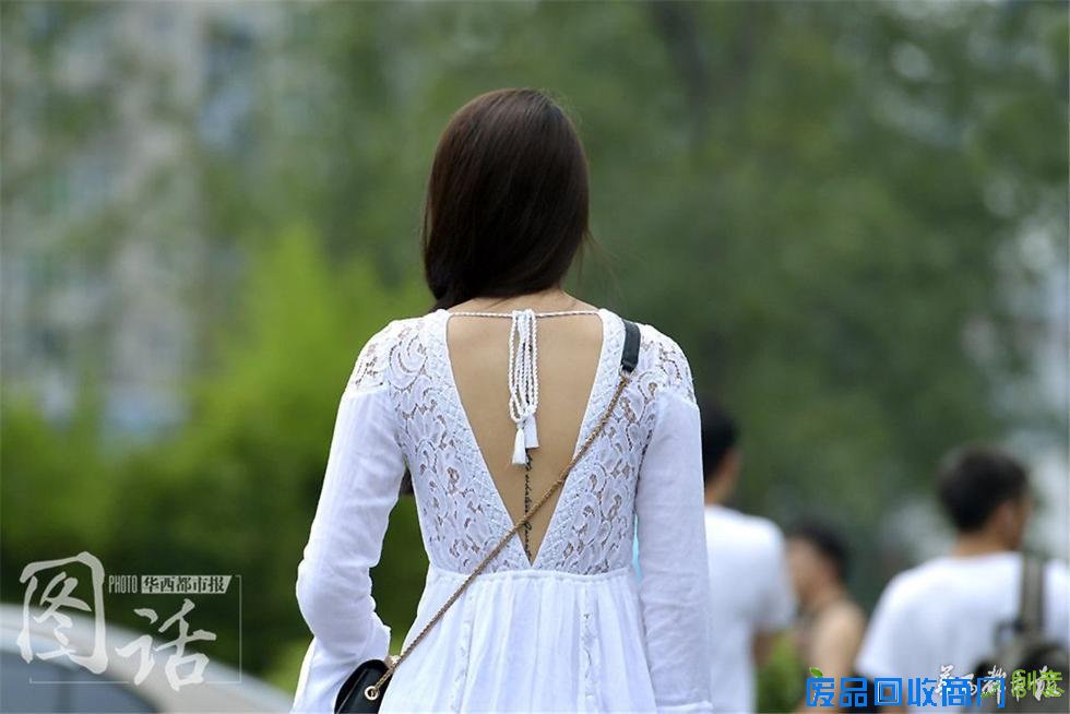 夏日成都街头现新风景“裸背”吸睛