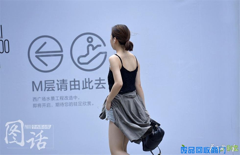 夏日成都街头现新风景“裸背”吸睛