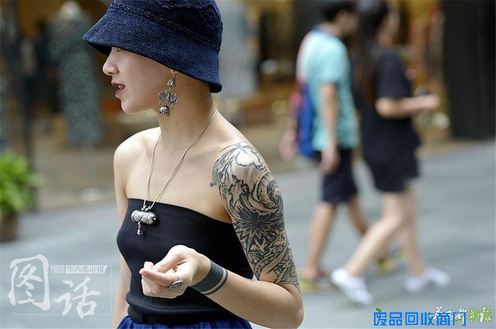 夏日成都街头现新风景“裸背”吸睛