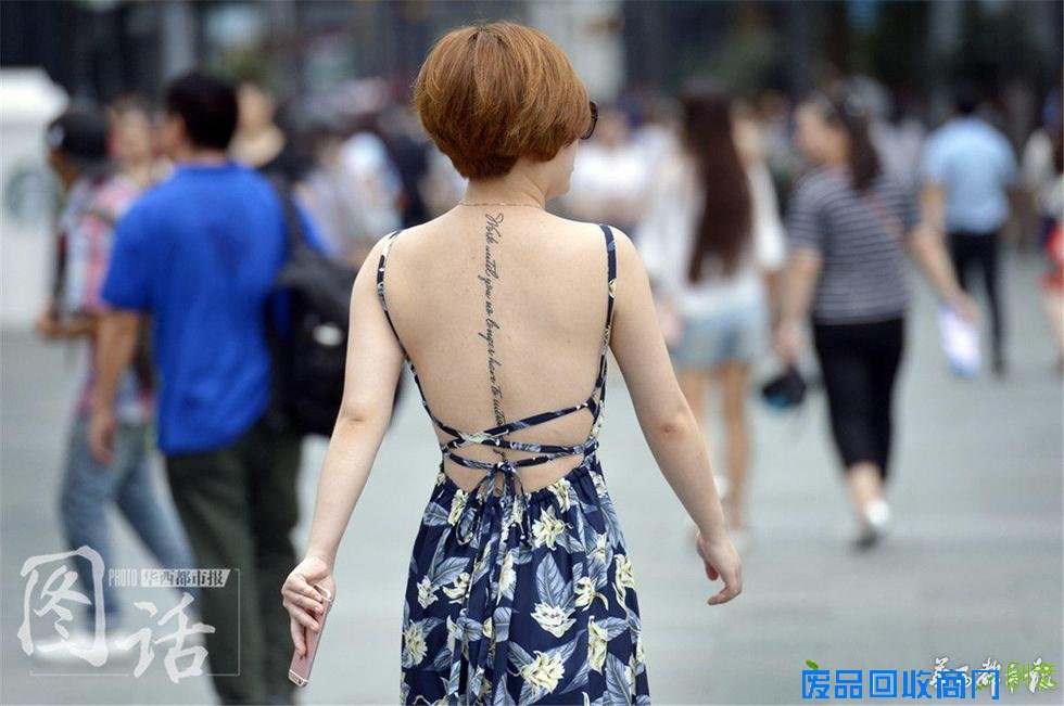 夏日成都街头现新风景“裸背”吸睛