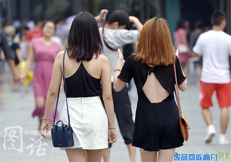 夏日成都街头现新风景“裸背”吸睛