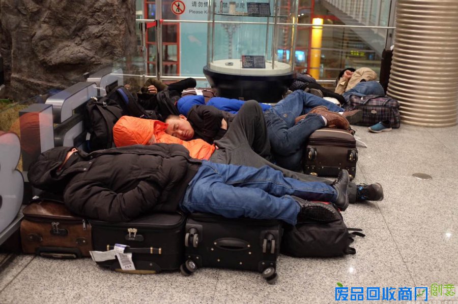 春运表情：凌晨睡在首都机场的旅客(图)