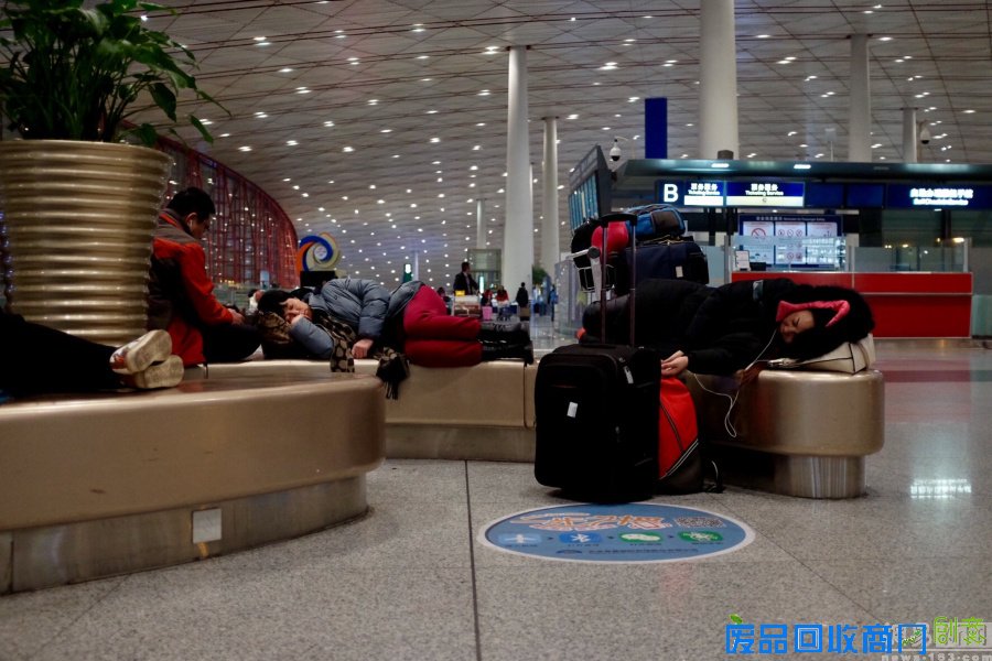春运表情：凌晨睡在首都机场的旅客(图)