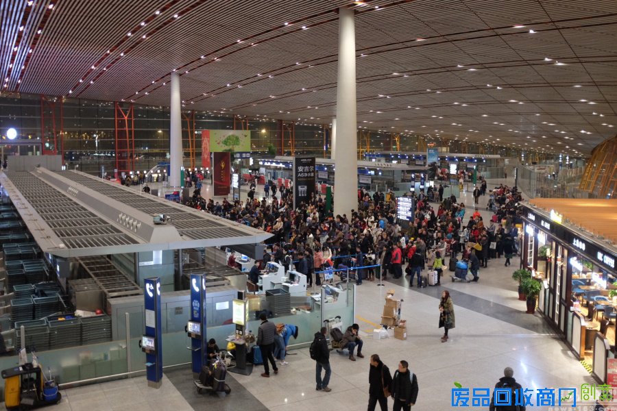 春运表情：凌晨睡在首都机场的旅客(图)