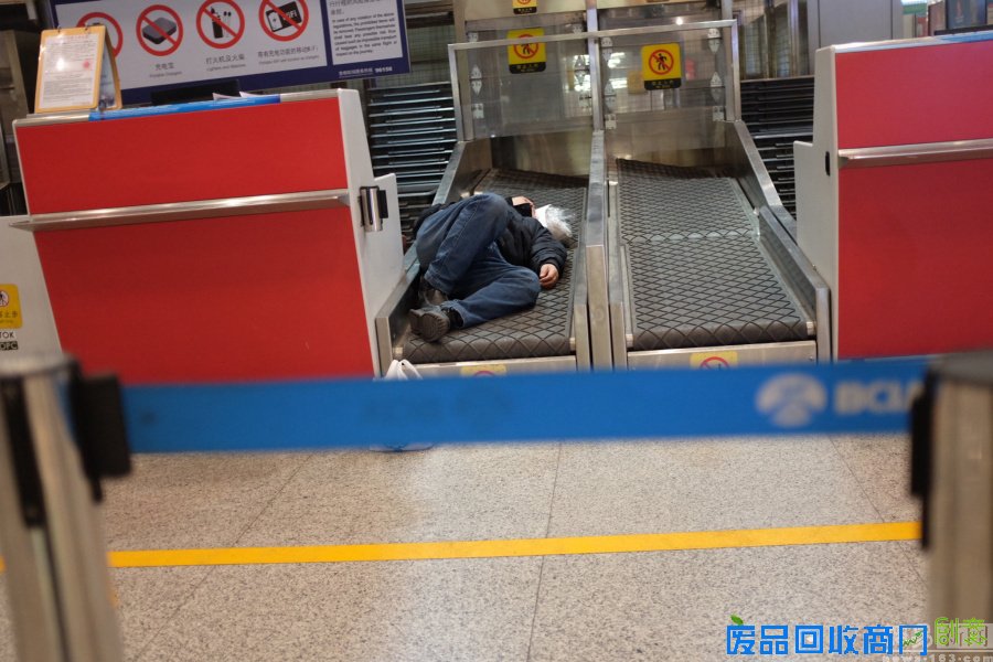 春运表情：凌晨睡在首都机场的旅客(图)