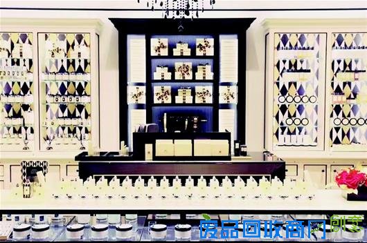 楚天都市报讯 近日，雅诗兰黛集团旗下的英国奢宠香氛品牌祖·玛珑Jo Malone London入驻武商广场。有着香水世界女王美誉的祖·玛珑，从香水，到纯手工制作的香氛蜡烛，从身体护理系列，到跨界艺术的节日限量礼盒，应有尽有，将低调典雅又摩登潮流的英伦格调和品牌首创且赋予玩乐精神的香氛混搭主义全情献礼予武汉消费者。