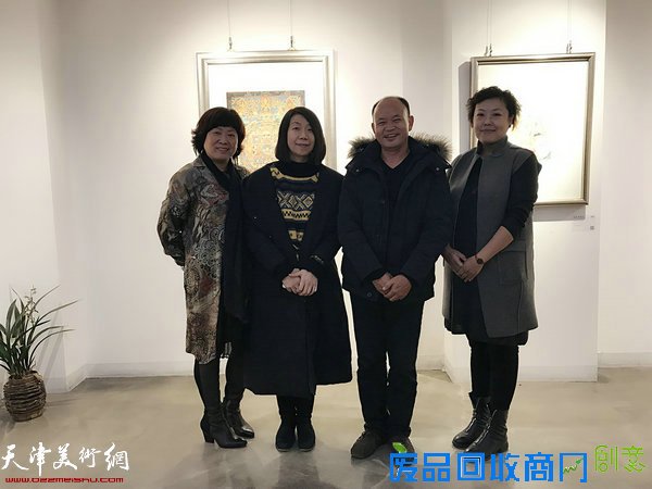 阎妍、刘冬梅与来宾在画展现场。