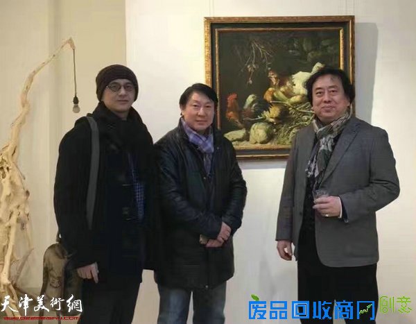 戢岩、主云龙、高建章在画展现场。