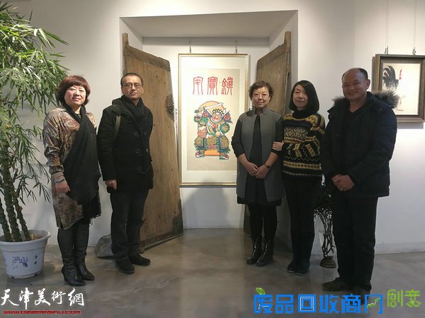 刘冬梅、戢岩、阎妍、张庆军、陶志明在画展现场。