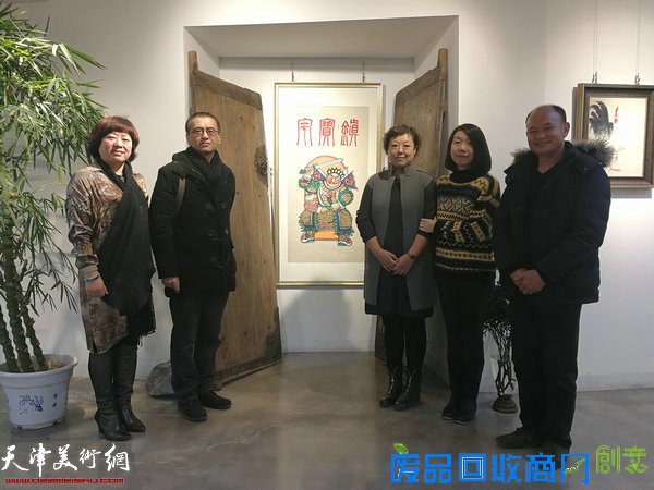 刘冬梅、戢岩、阎妍、张庆军、陶志明在画展现场。