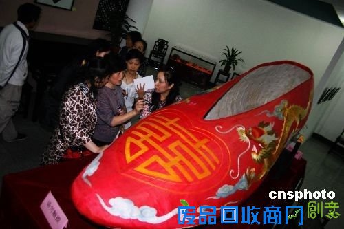 世界最大绣花婚鞋亮相杭州(图)