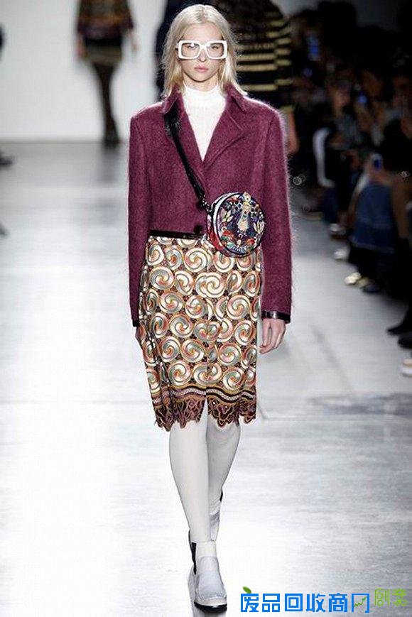 在即将到来的秋天 怎么能少得了一件刺绣单品