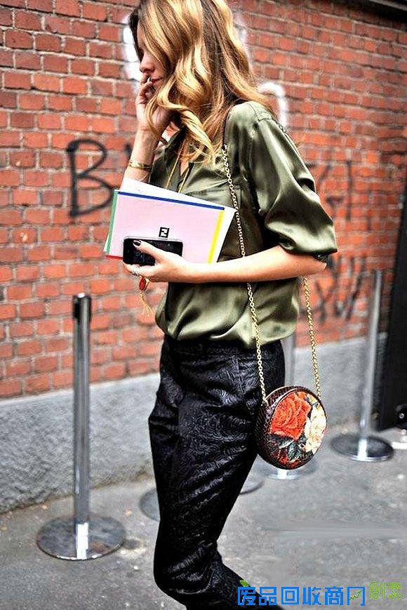 在即将到来的秋天 怎么能少得了一件刺绣单品