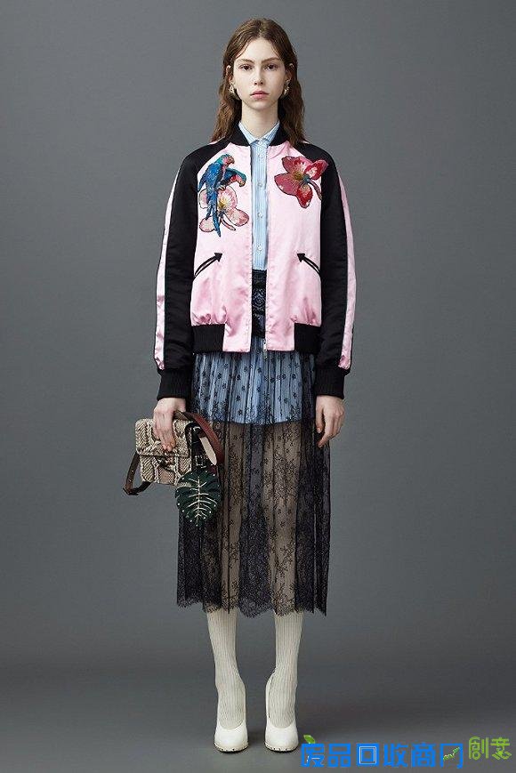 在即将到来的秋天 怎么能少得了一件刺绣单品