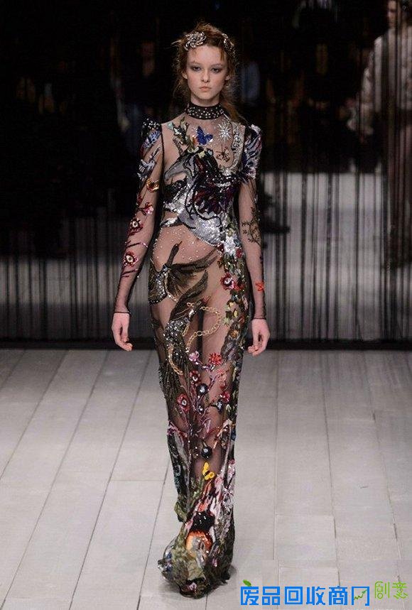 在即将到来的秋天 怎么能少得了一件刺绣单品