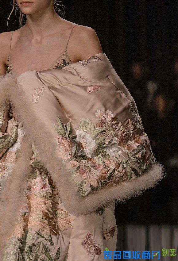 在即将到来的秋天 怎么能少得了一件刺绣单品