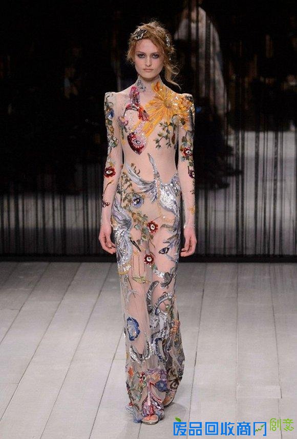 在即将到来的秋天 怎么能少得了一件刺绣单品