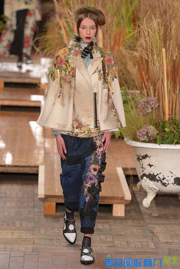 在即将到来的秋天 怎么能少得了一件刺绣单品