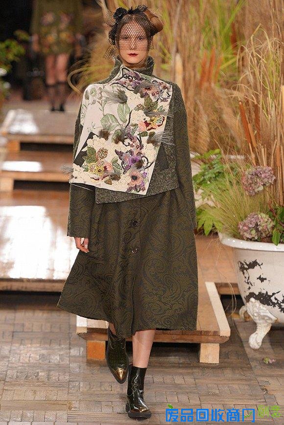 在即将到来的秋天 怎么能少得了一件刺绣单品