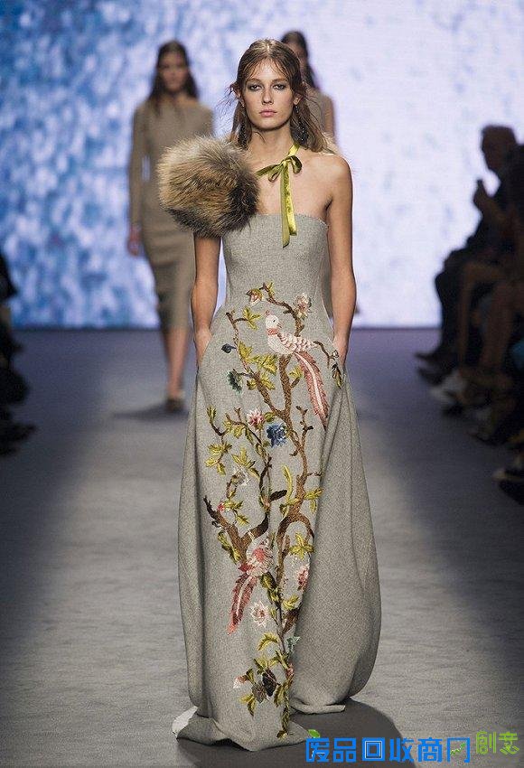 在即将到来的秋天 怎么能少得了一件刺绣单品