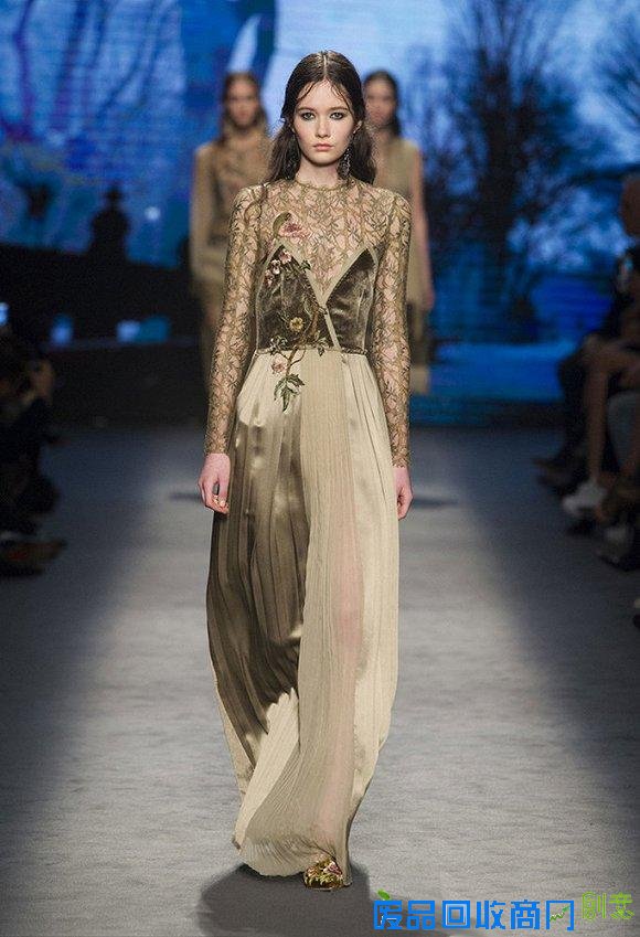 在即将到来的秋天 怎么能少得了一件刺绣单品