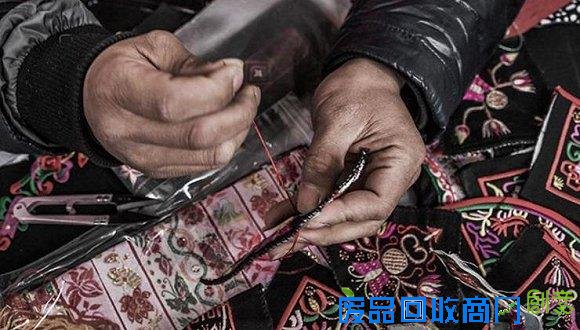 在即将到来的秋天 怎么能少得了一件刺绣单品