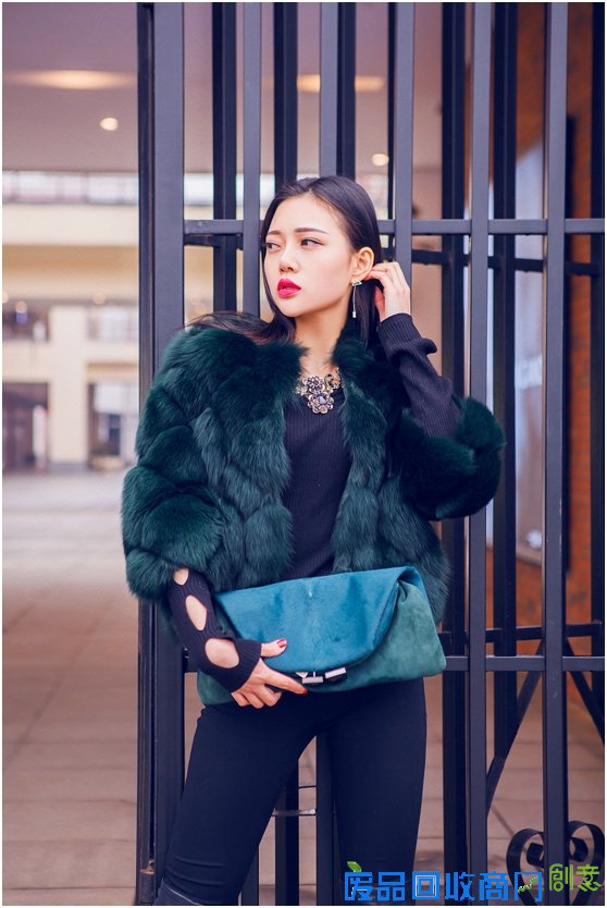 大牌加身的长腿女神,这组时代奥莱街拍照美翻了天!